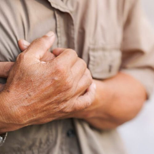Co może oznaczać ból w klatce piersiowej przy oddychaniu? Błahy problem czy poważne schorzenie?