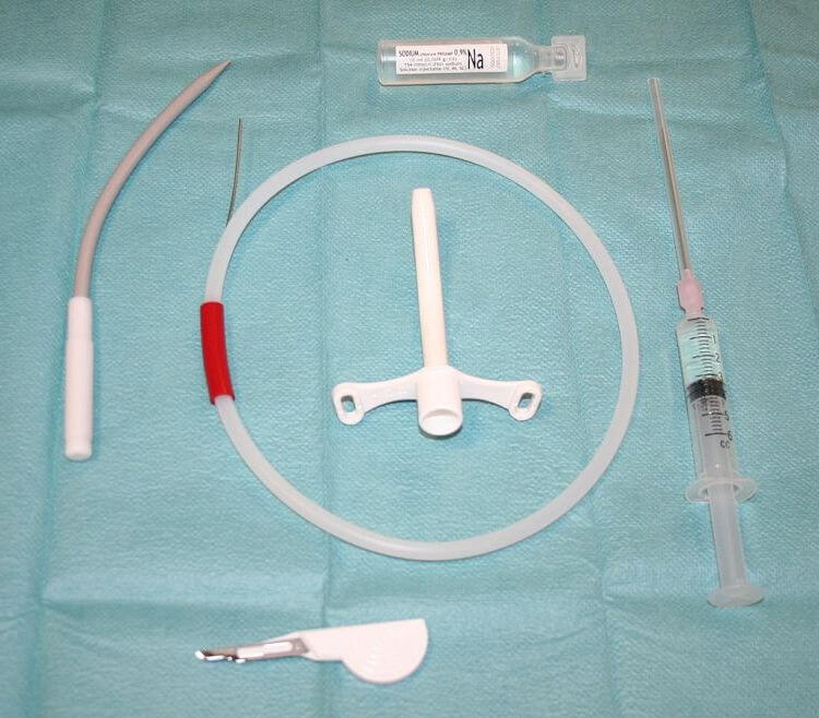 Konikotomia a tracheotomia – różnice, wskazania, powikłania. Co zawiera zestaw do konikotomii?